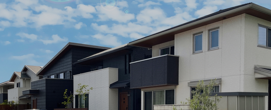 一戸建ての家が並ぶ静かな住宅街の風景