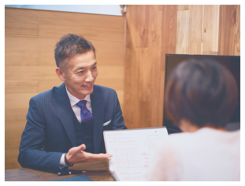 お客様に提案をしている社長の画像
