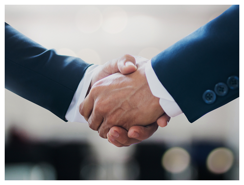 信頼関係を象徴するビジネスマンの握手シーン